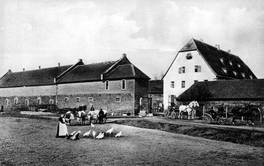 Blick auf Hofeinfahrt und Haupthaus um die Jahrhundertwende